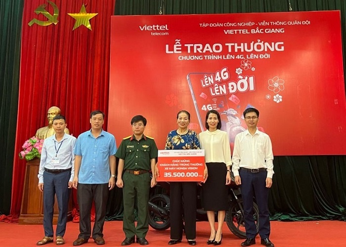 Một người dân xã Châu Minh trúng thưởng xe máy Honda Vision của Viettel Bắc Giang